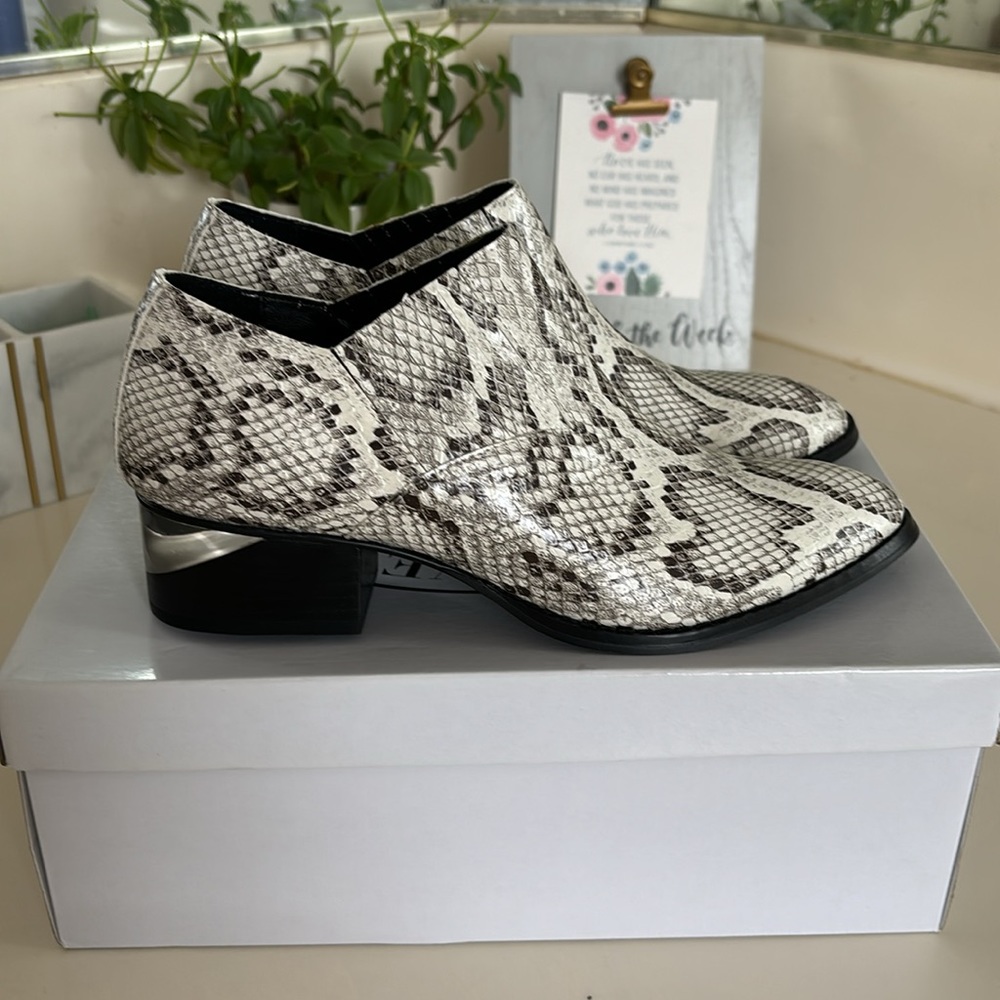 NIB Steve Madden Barnett leather snake print booties